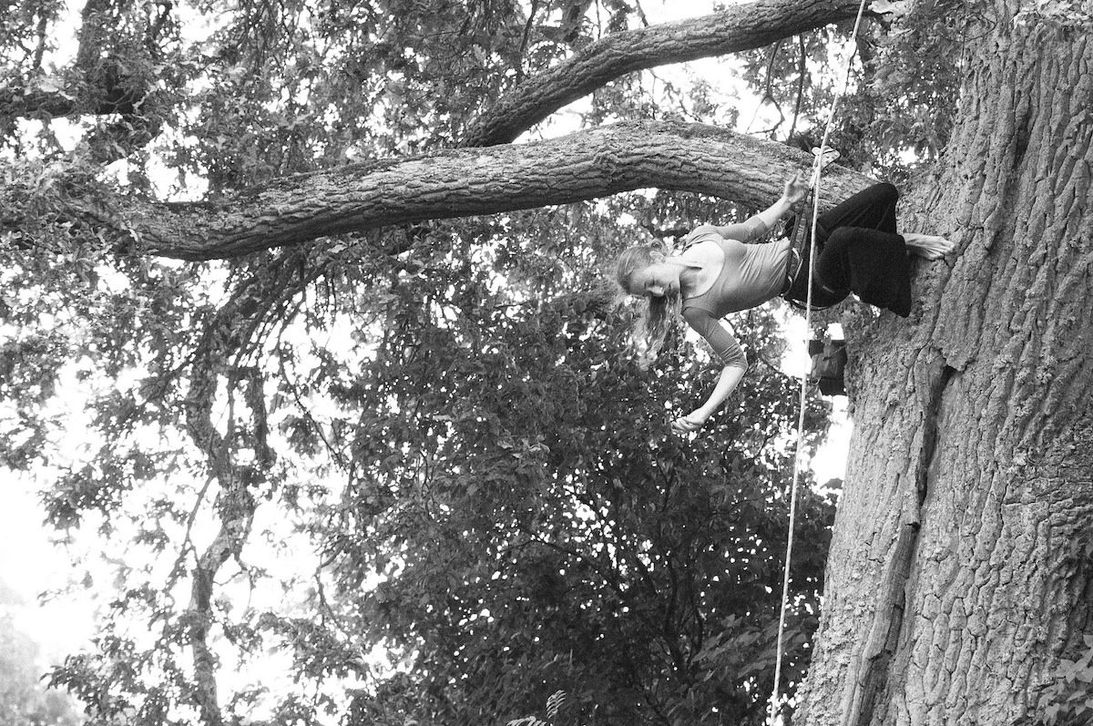 Anna Rubio: Without the tree I'm a dead woman, Suomenlinna Island, Aug 31 2017. Photo by Salla Lahtinen