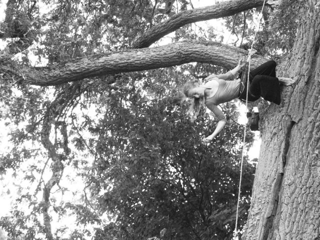 Anna Rubio: Without the tree I'm a dead woman, Suomenlinna Island, Aug 31 2017. Photo by Salla Lahtinen